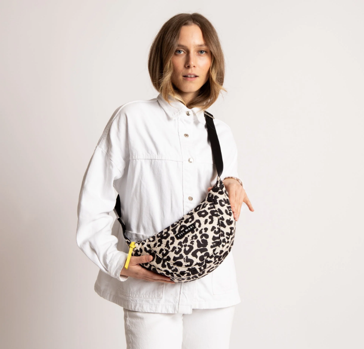 Padded Hip Bag Medium | Leo Black/Sand