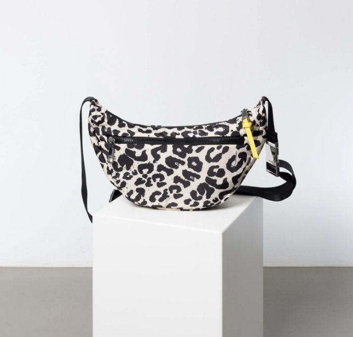 Padded Hip Bag Medium | Leo Black/Sand