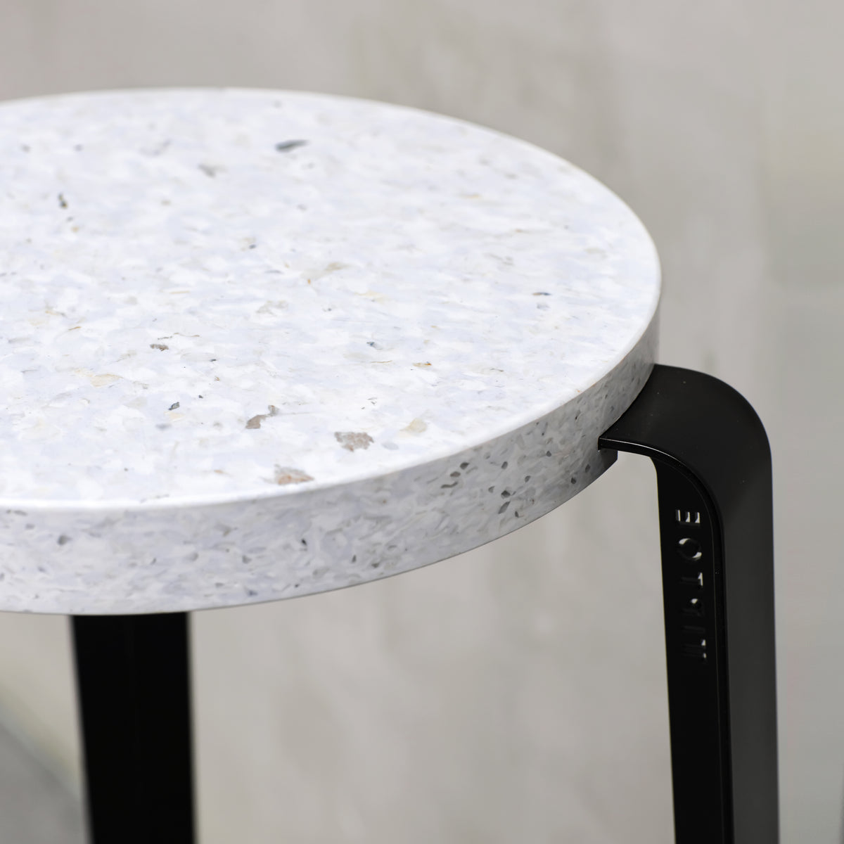 Hocker Lou Venezia von Tiptoe mit recycelter Sitzfläche und pulverbeschichteten Beinen in graphite black bei Frau Rabe im Concept Store Die Halle