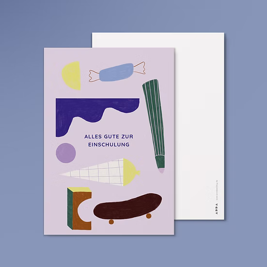 Postkarte „Alles Gute zur Einschulung" Vorderseite in Flieder, daneben weiße Rückseite mit Anna Beddig Logo unten rechts