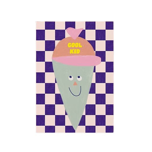 Postkarte „Cool Kid" von Anna Beddig Design, blau-rosa Schachbrettmuster im Hintergrund, illustrierte Schultüte mit Gesicht trägt eine rosa Mütze mit gelbem Schriftzug „Cool Kid", DIN A6