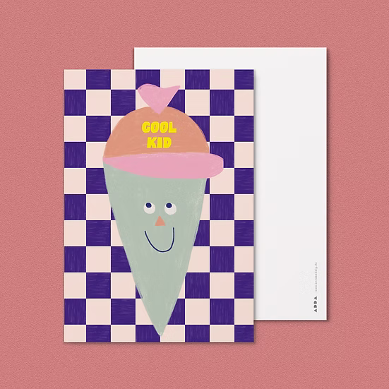 Postkarte „Cool Kid" von vorne mit sichtbarer weißer Rückseite dahinter, Anna Beddig Logo unten rechts