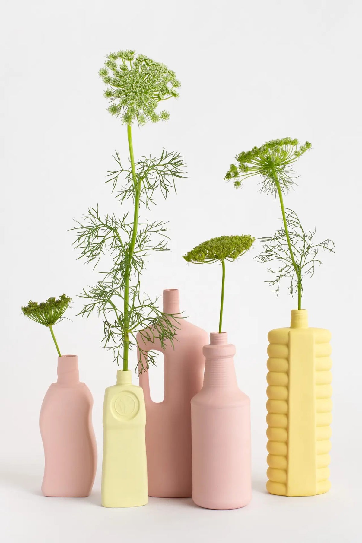 Portellan Bottle Vase #12 in powder von Foekje Fleur bei Frau Rabe im Concept Store Die Halle in Tübingen