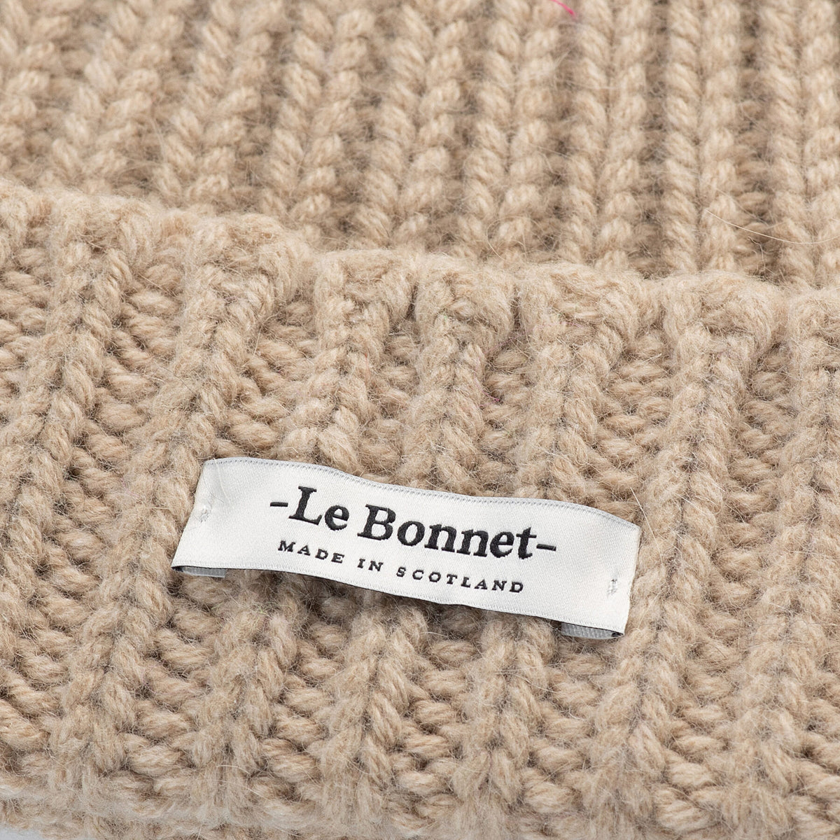 Beanie Logo in der Farbe Sand von Le Bonnet bei Frau Rabe im Concept Store Die Halle