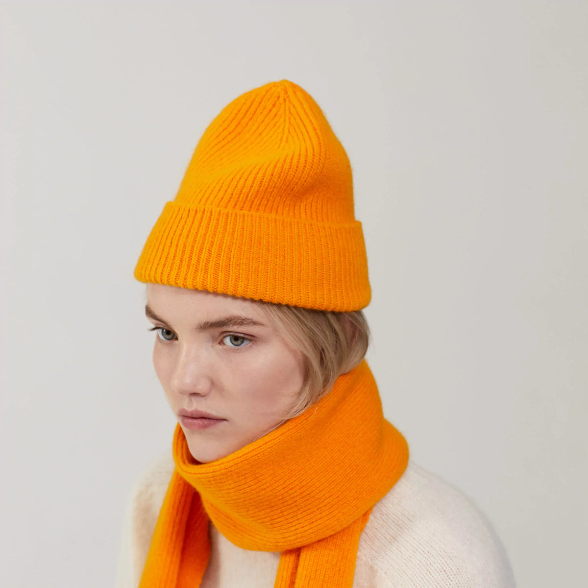 Beanie in der Farbe Orange Peel von Le Bonnet bei Frau Rabe im Concept Store Die Halle