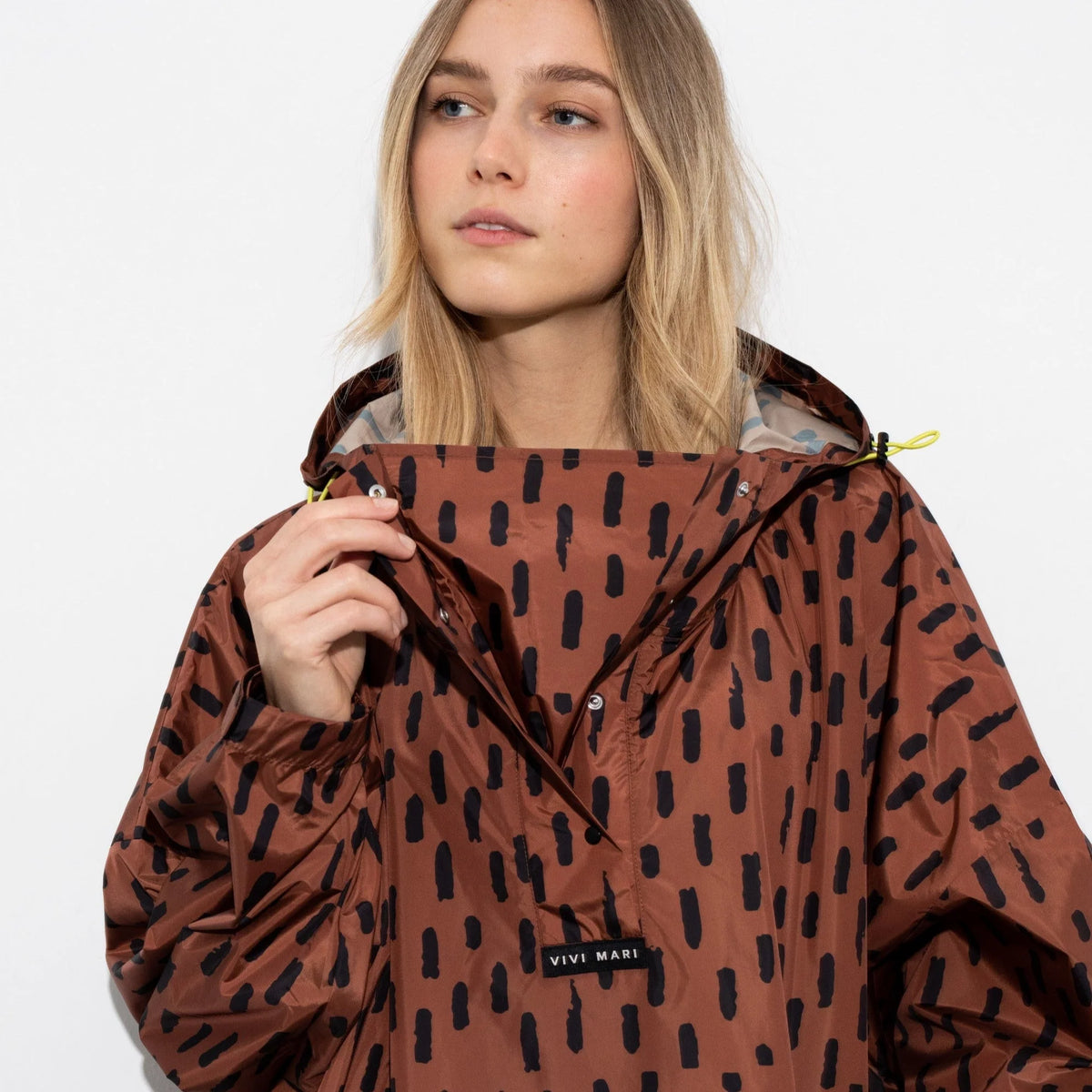 Regenponcho Drops in der Farbe rust / black von Vivi Mari bei Frau Rabe