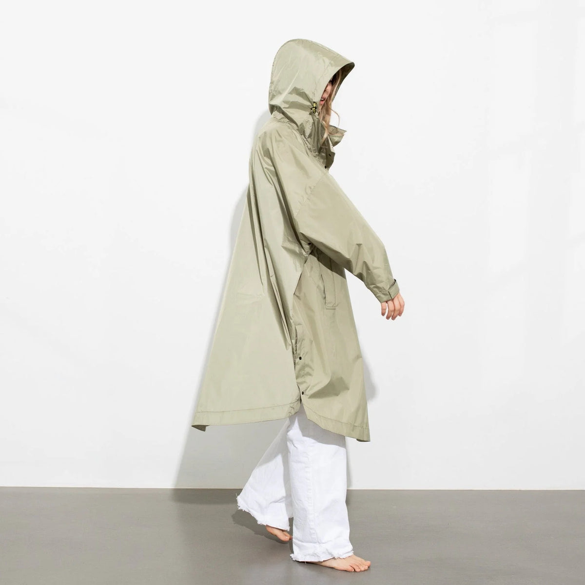 Regenponcho Uni in der Farbe pale olive von Vivi Mari bei Frau Rabe