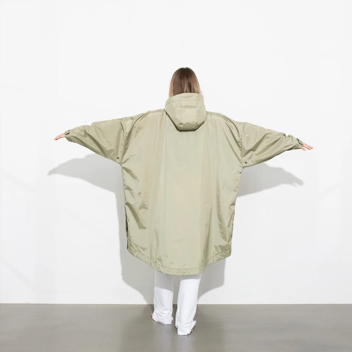 Regenponcho Uni in der Farbe pale olive von Vivi Mari bei Frau Rabe