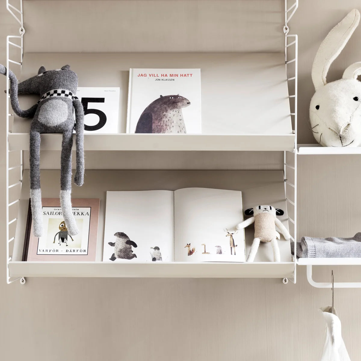 String Furniture | Zeitschriftenablage B 78cm