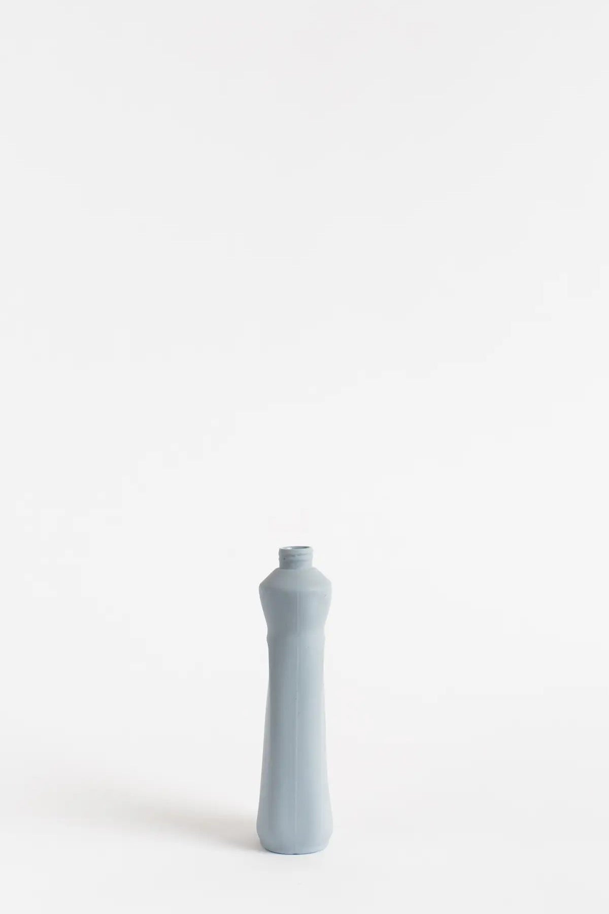 Portellan Bottle Vase #24 in lavendel von Foekje Fleur bei Frau Rabe im Concept Store Die Halle in Tübingen