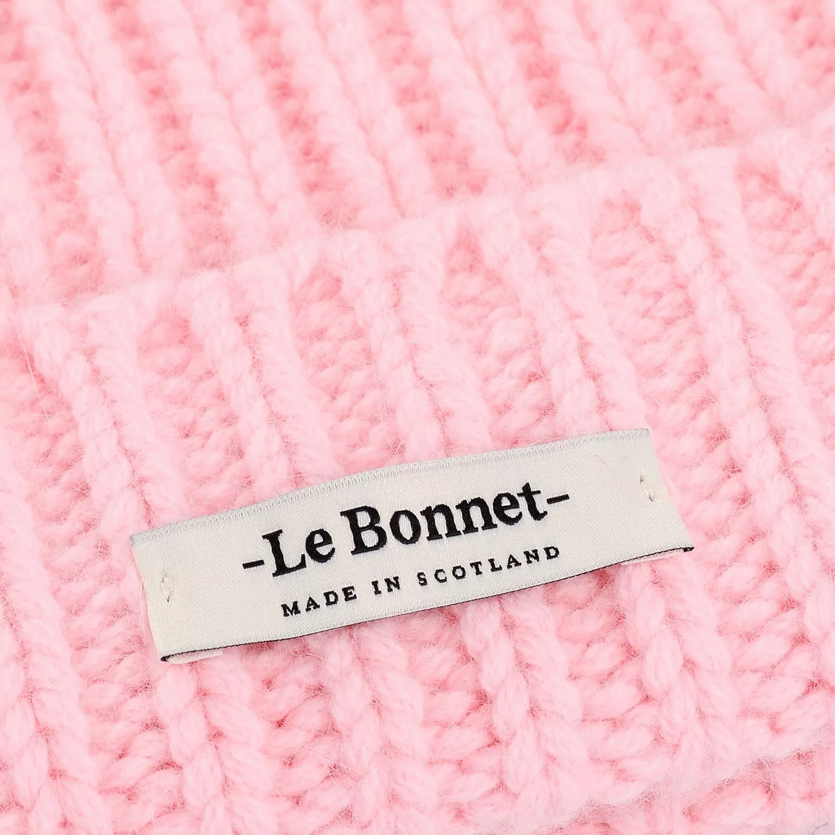 Beanie Logo in der Farbe Blush von Le Bonnet bei Frau Rabe im Concept Store Die Halle