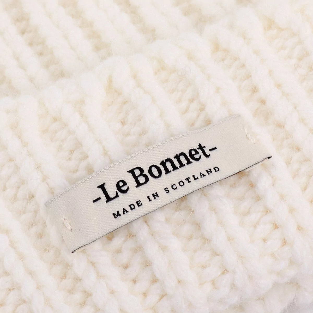 Beanie Logo in der Farbe Snow von Le Bonnet bei Frau Rabe im Concept Store Die Halle