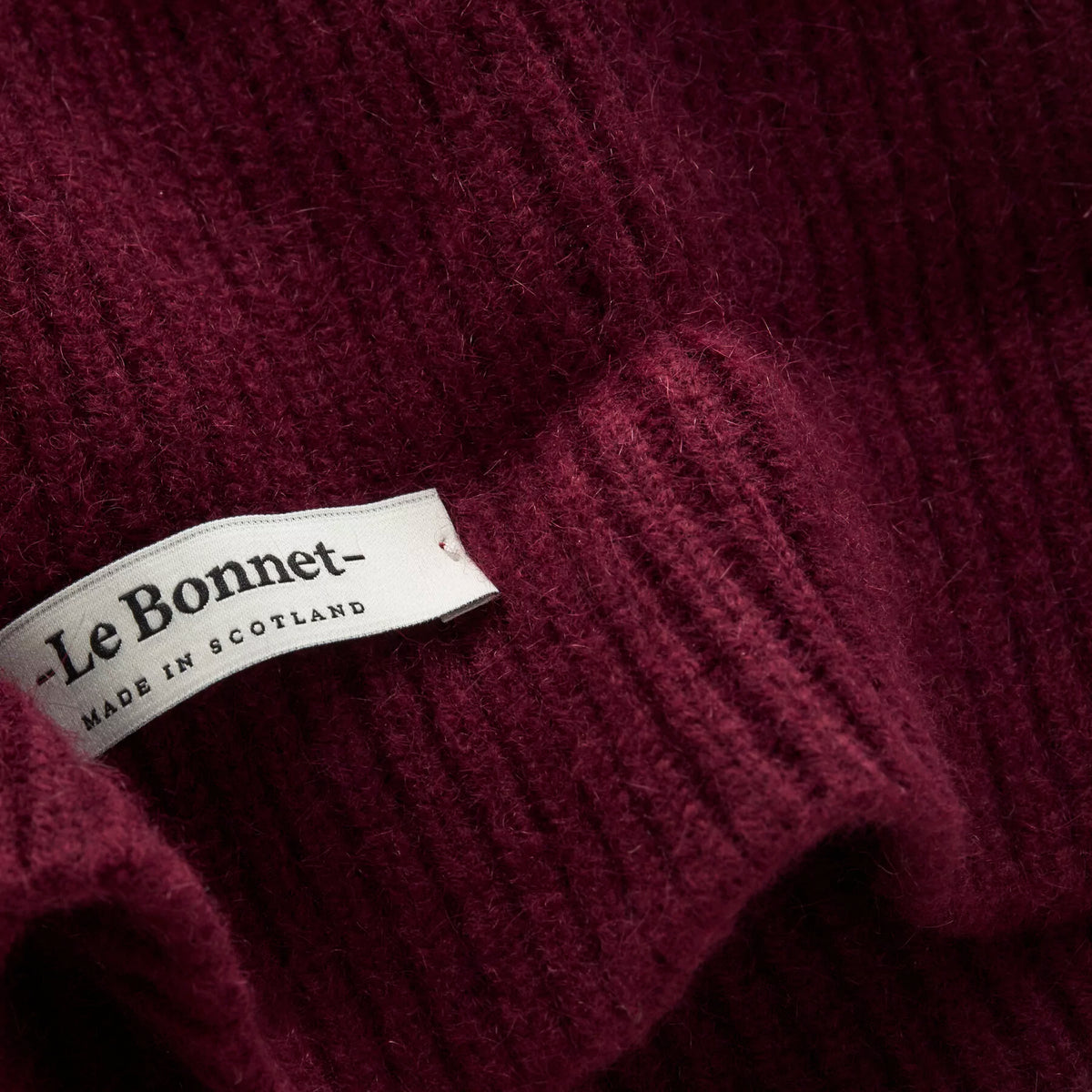 Beanie in der Farbe Wine von Le Bonnet bei Frau Rabe im Concept Store Die Halle