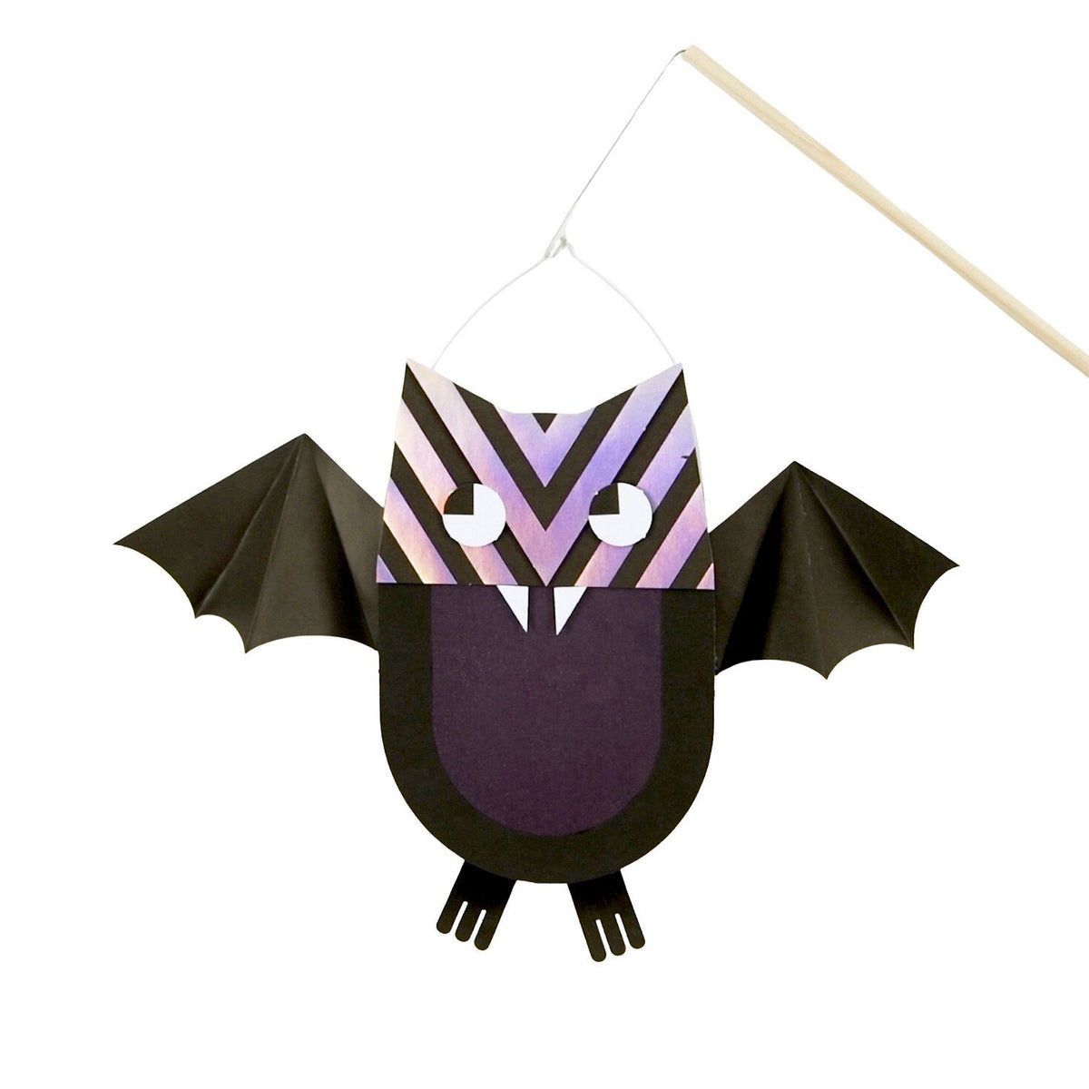 Bastelset für eine Fledermaus-Laterne mit bedruckten Papierteilen, Transparentpapier und Laternenstab.