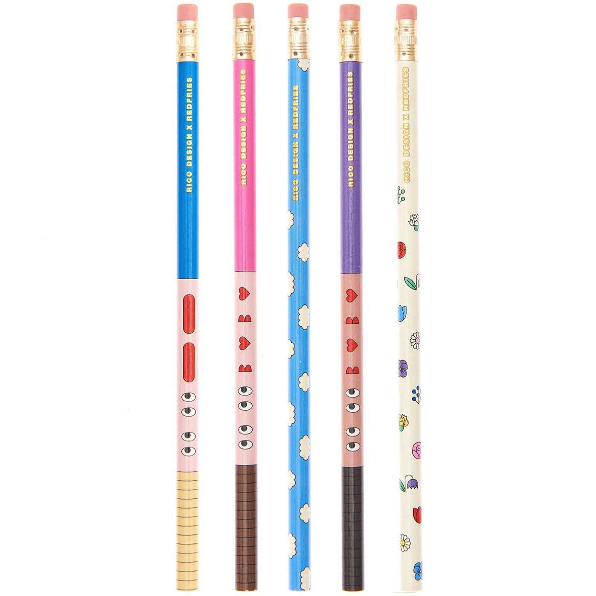 Fünf Rico Design x Redfries Eye Candy Bleistifte einzeln nebeneinander - mit Augen-, Herz-, Wolken-, Blumen- und grafischen Mustern, rosa Radiergummi