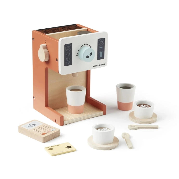 Holz-Kaffeemaschine Kids Hub in Orange- und Rottönen mit Tassen, Untertassen, Löffeln und Kartenleser.