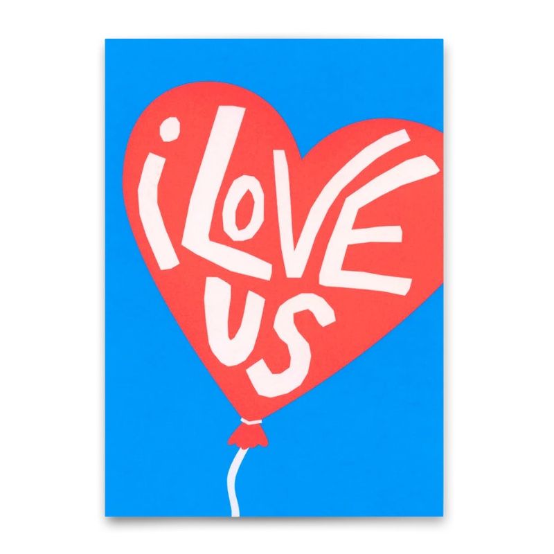 Postkarte mit rotem Herz-Luftballon und weißem Schriftzug "I love us" auf leuchtend blauem Hintergrund