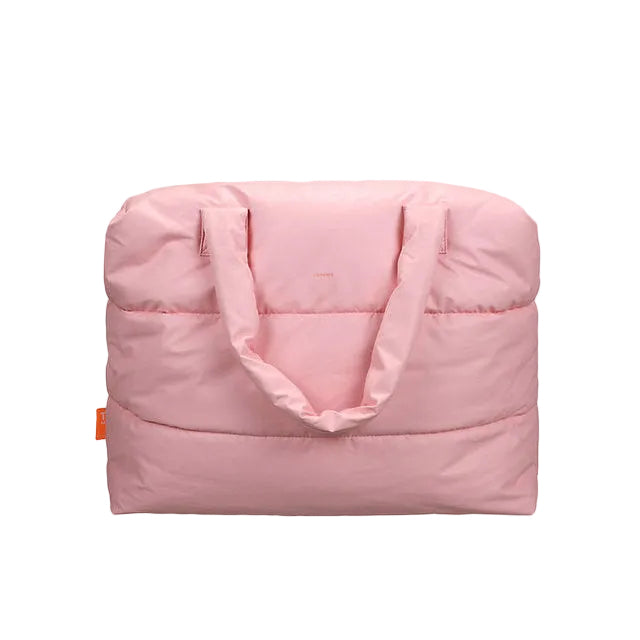 Gepolsterte Weekend Bag in Rosa mit zwei Trageschlaufen und goldenem Reißverschluss vor hellem Hintergrund