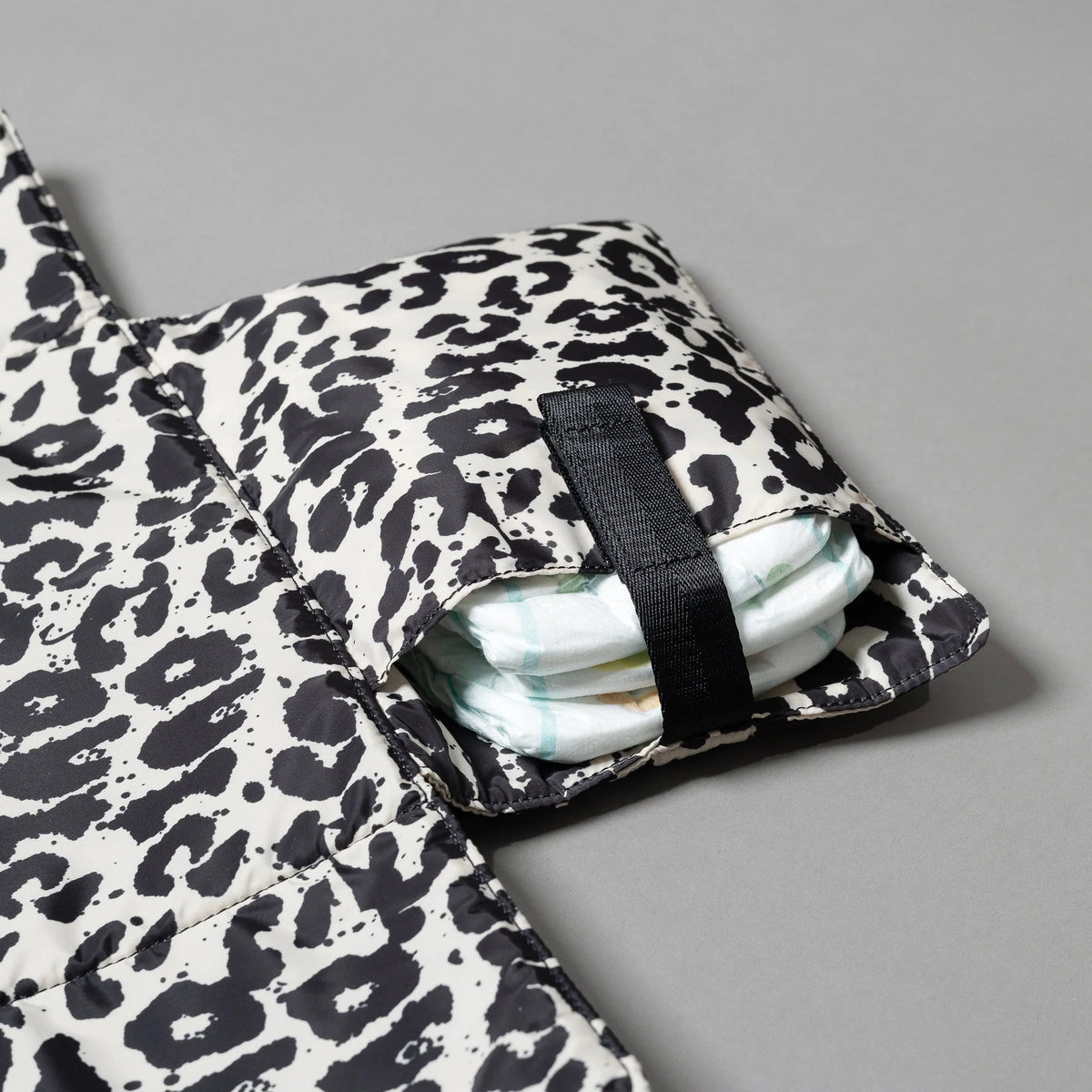 Baby Wickelmatte  | Leo Splashes Leo Black/Sand