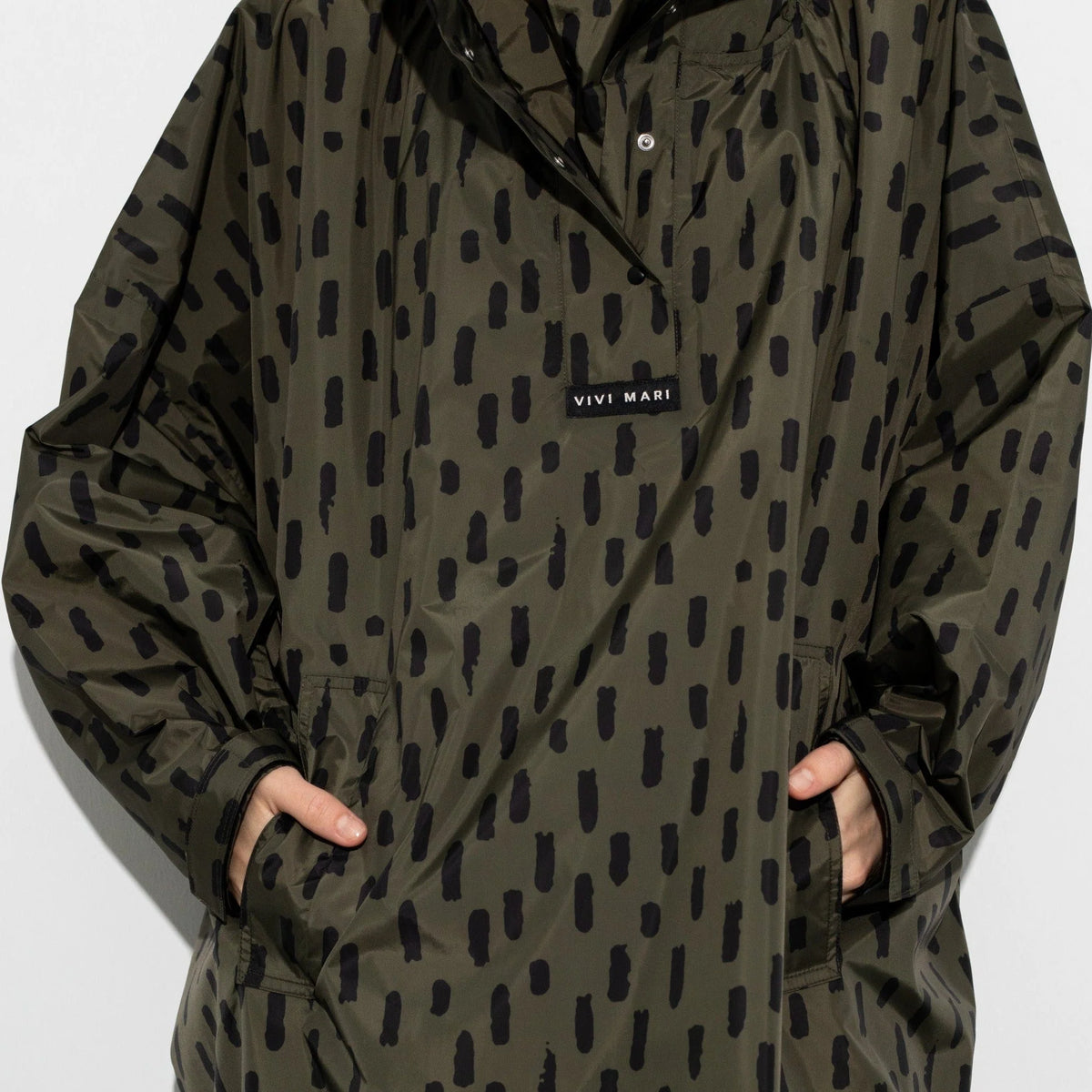 Regenponcho Drops in der Farbe olive / black von Vivi Mari bei Frau Rabe