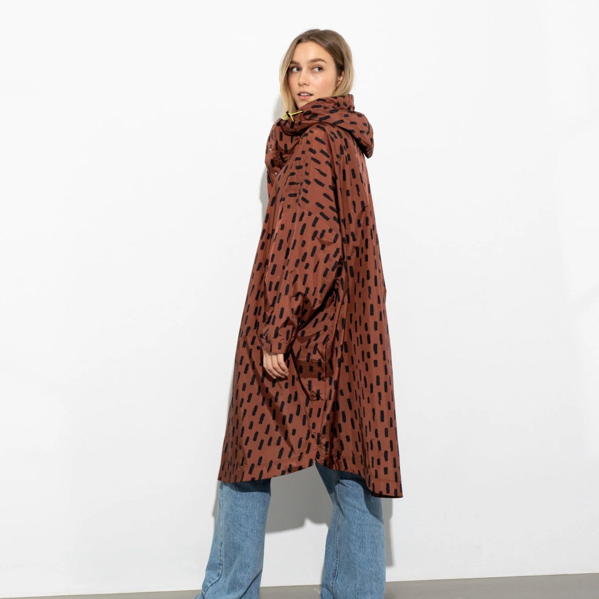 Regenponcho Drops in der Farbe rust / black von Vivi Mari bei Frau Rabe