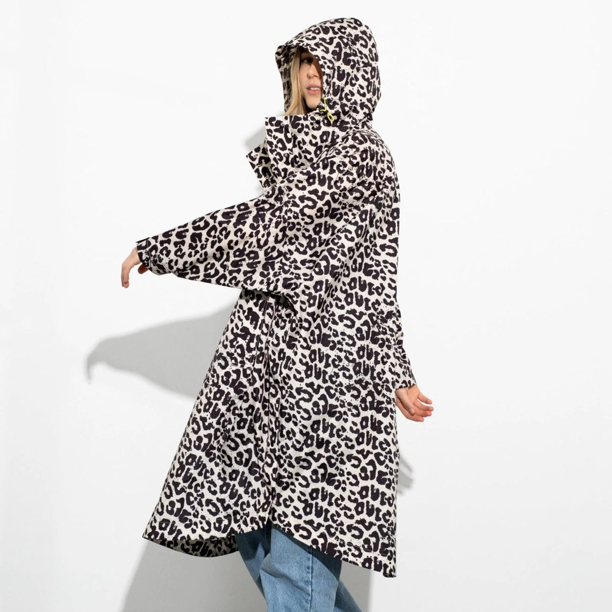 Regenponcho Leo Splashes in der Farbe Black / Sand von Vivi Mari bei Frau Rabe