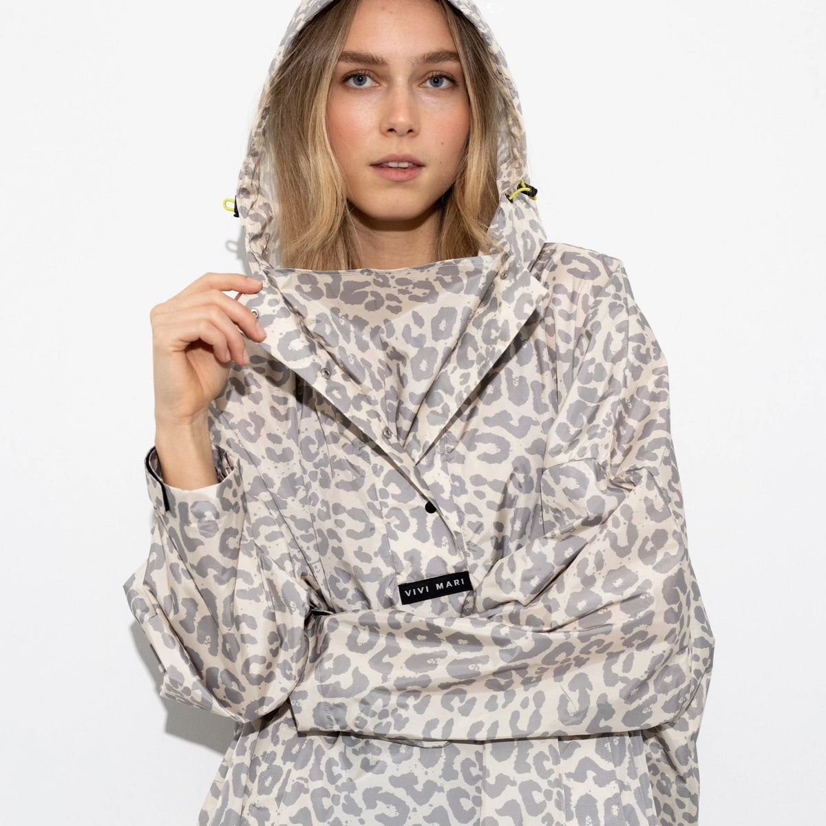 Regenponcho Leo Splashes in der Farbe grey / sand von Vivi Mari bei Frau Rabe