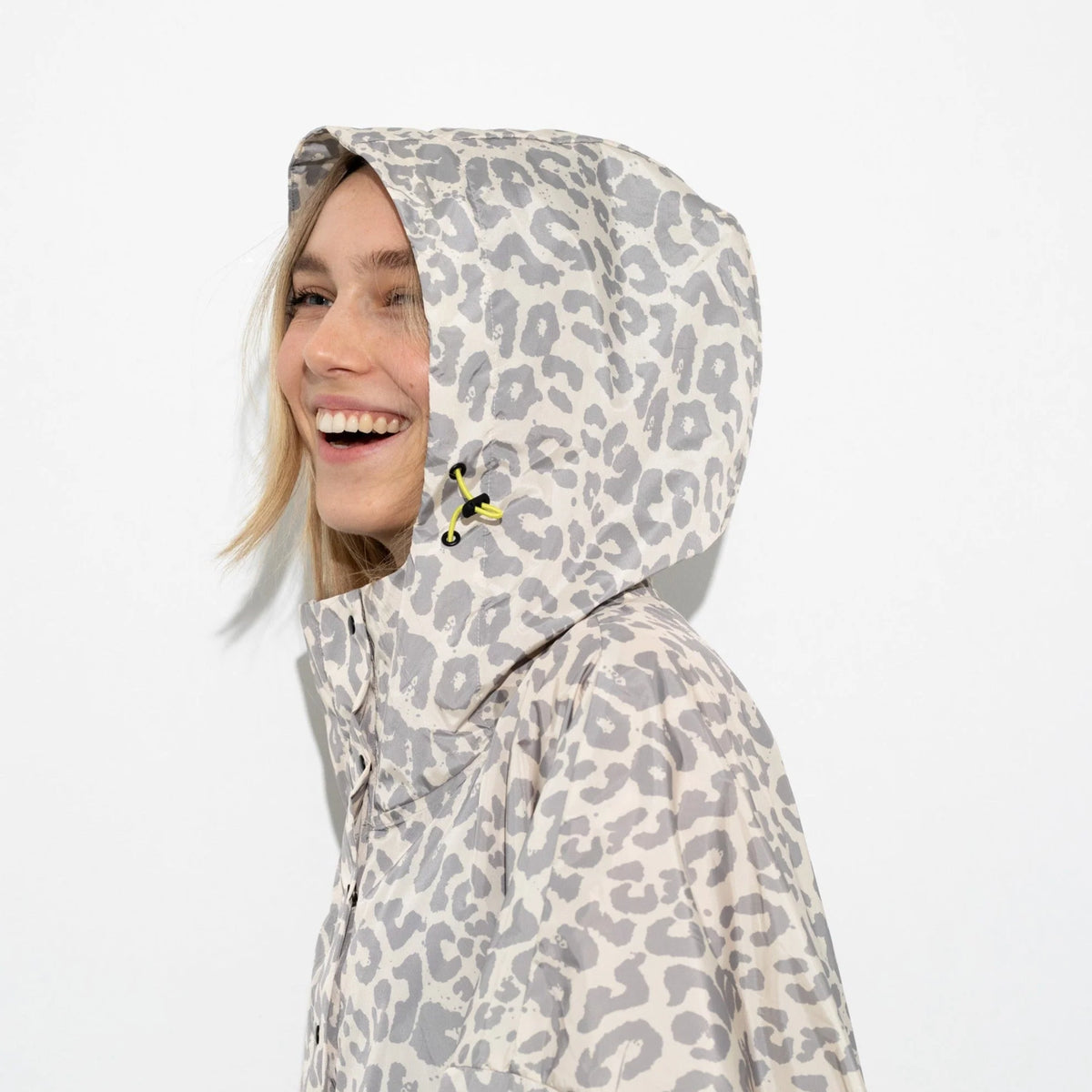Regenponcho Leo Splashes in der Farbe grey / sand von Vivi Mari bei Frau Rabe