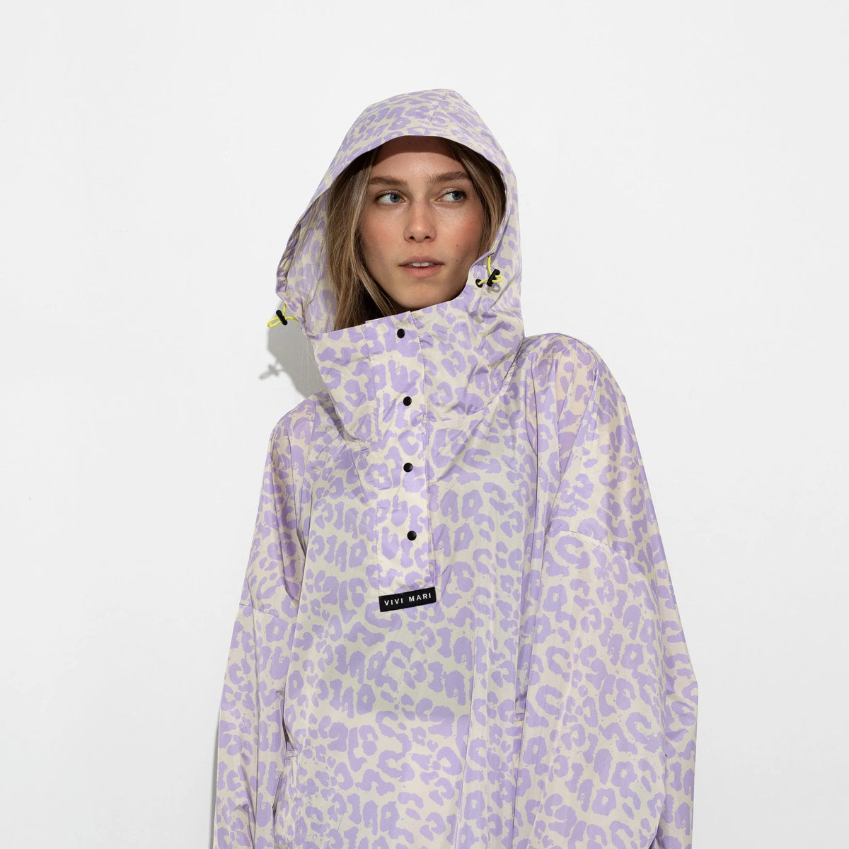 Regenponcho Leo Splashes in der Farbe lavender / grey von Vivi Mari bei Frau Rabe