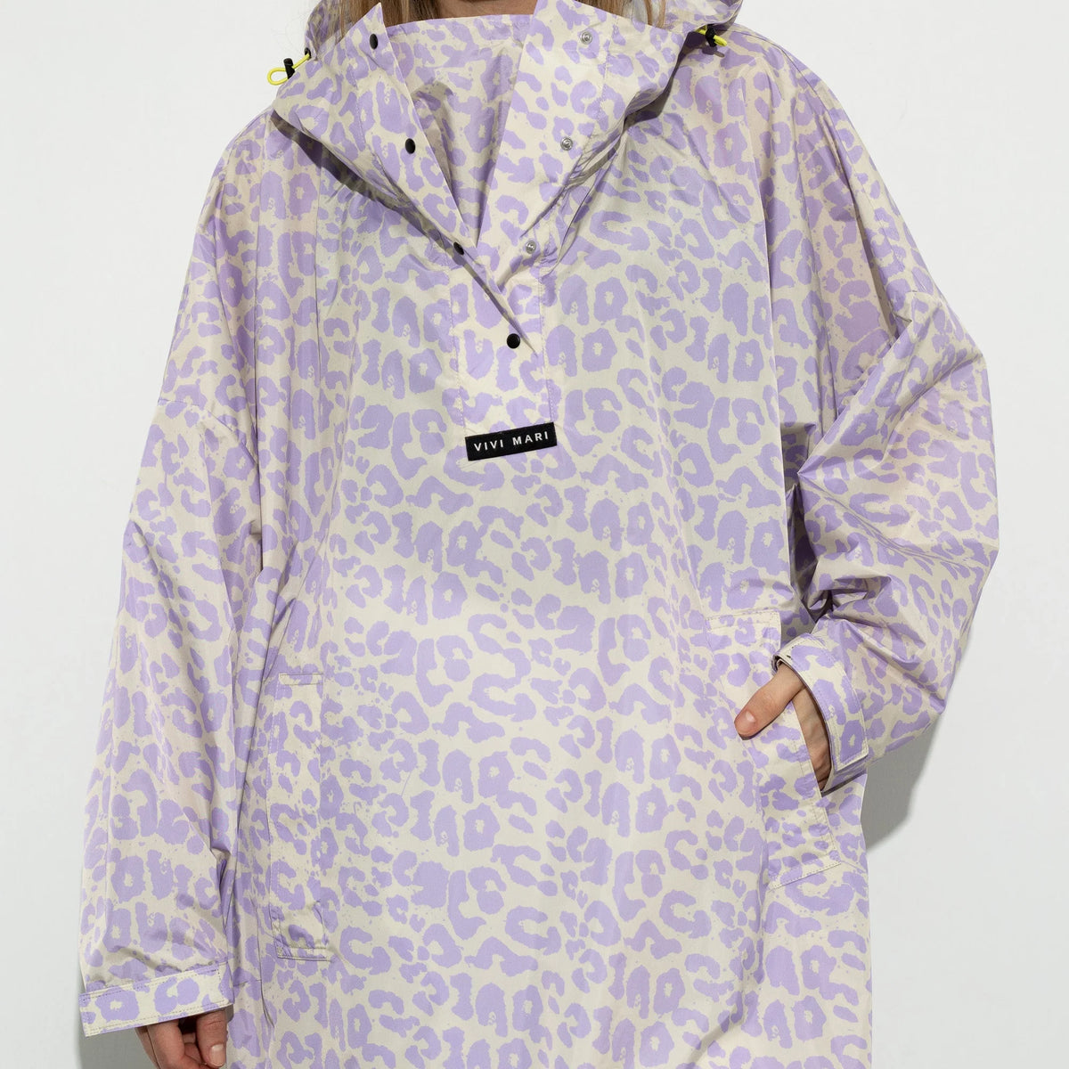 Regenponcho Leo Splashes in der Farbe lavender / grey von Vivi Mari bei Frau Rabe