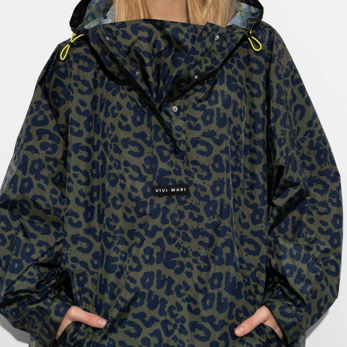 Regenponcho Leo Splashes in der Farbe Navy / olive von Vivi Mari bei Frau Rabe